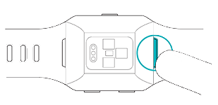 Smartwatch ondersteboven waarbij de knop is gemarkeerd waarmee het bandje kan worden losgemaakt, aan het uiteinde van het bandje bij de behuizing